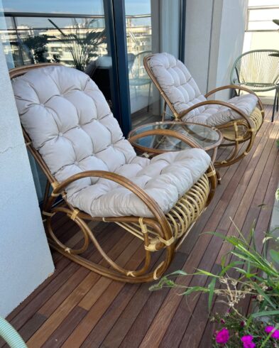 rocking-chair en rotin avec coussin imperméable