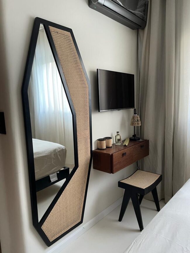 Miroir en Bois Noir avec Détails en Cannage - Élégance Contemporaine pour Intérieur Moderne