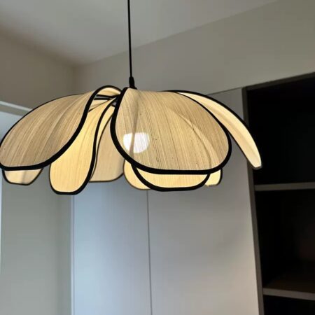 suspension luminaire en forme de pétales chez dar rotin darrotin.com