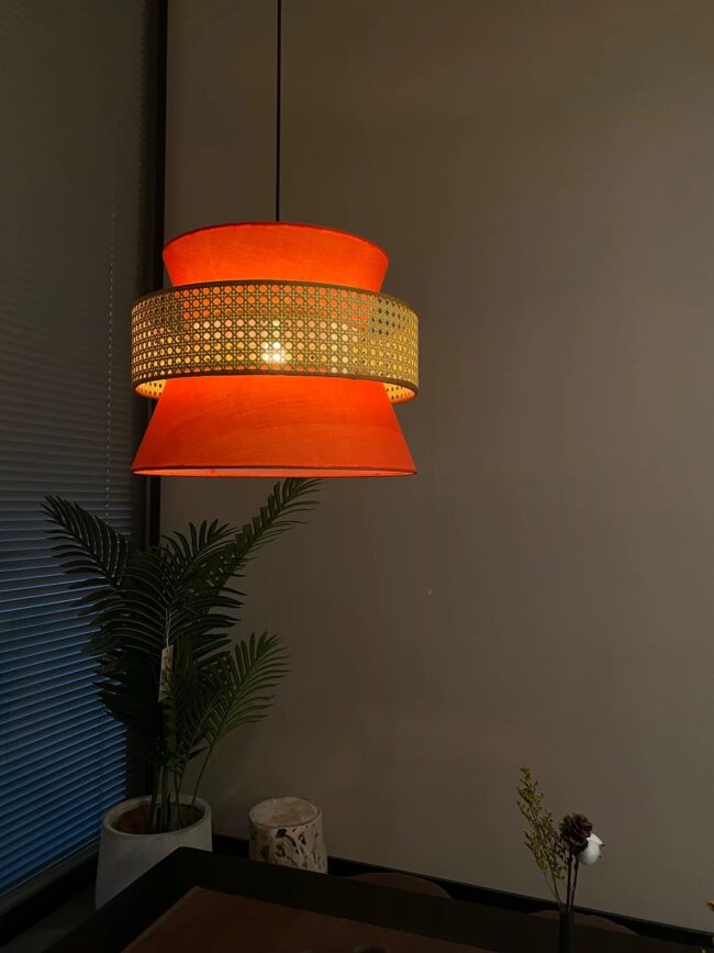 Suspension Luminaire en Cannage et Tissu Orange - Éclat et Style pour Intérieur Contemporain