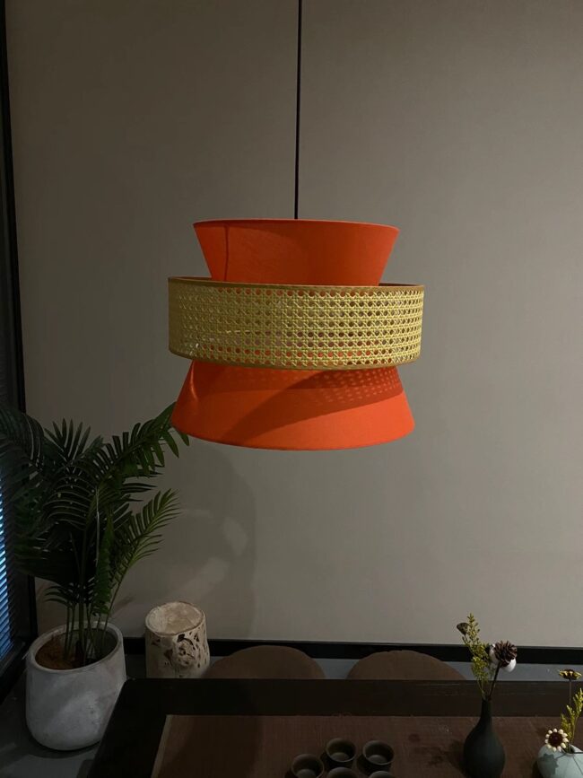 Suspension Luminaire en Cannage et Tissu Orange - Éclat et Style pour Intérieur Contemporain