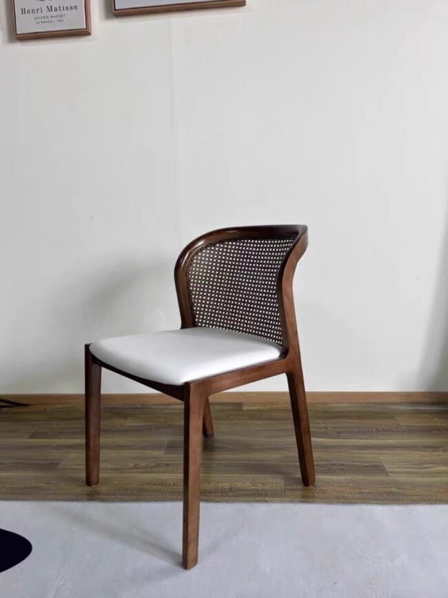 Chaise en rotin "Elegance" avec dossier tressé et assise en cuir par Dar Rotin