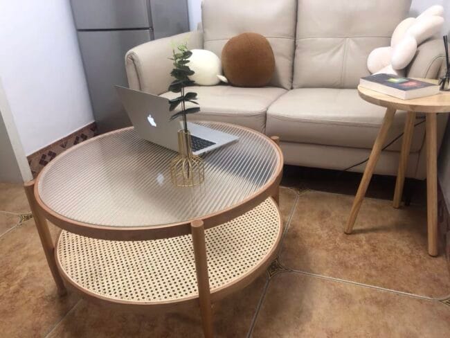 Table basse en verre et rotin - Élégante et pratique pour votre salon