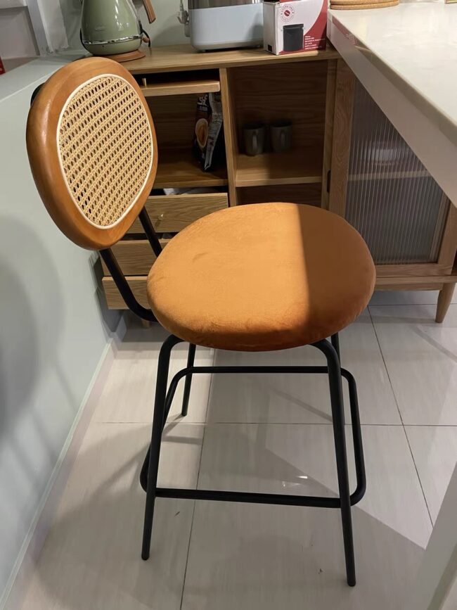 Chaise de bar en bois et cannage avec assise en velours