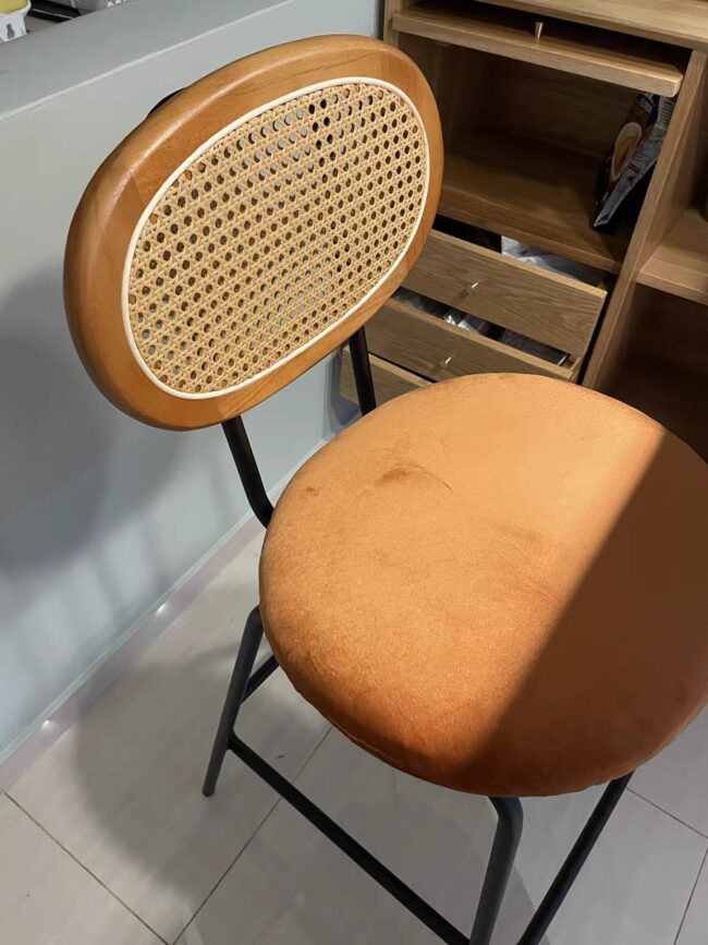 Chaise de bar en bois et cannage avec assise en velours