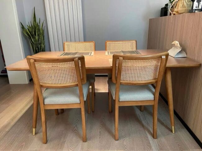 Ensemble salle à manger bois de genévrier et chaises en rotin naturel