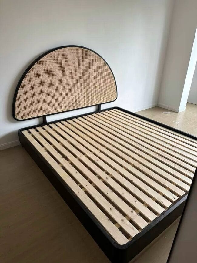 Lit en bois avec tête de lit semi-circulaire en cannage naturel – élégant et confortable pour une chambre moderne