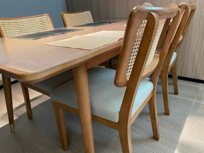 Ensemble salle à manger bois de genévrier et chaises en rotin naturel