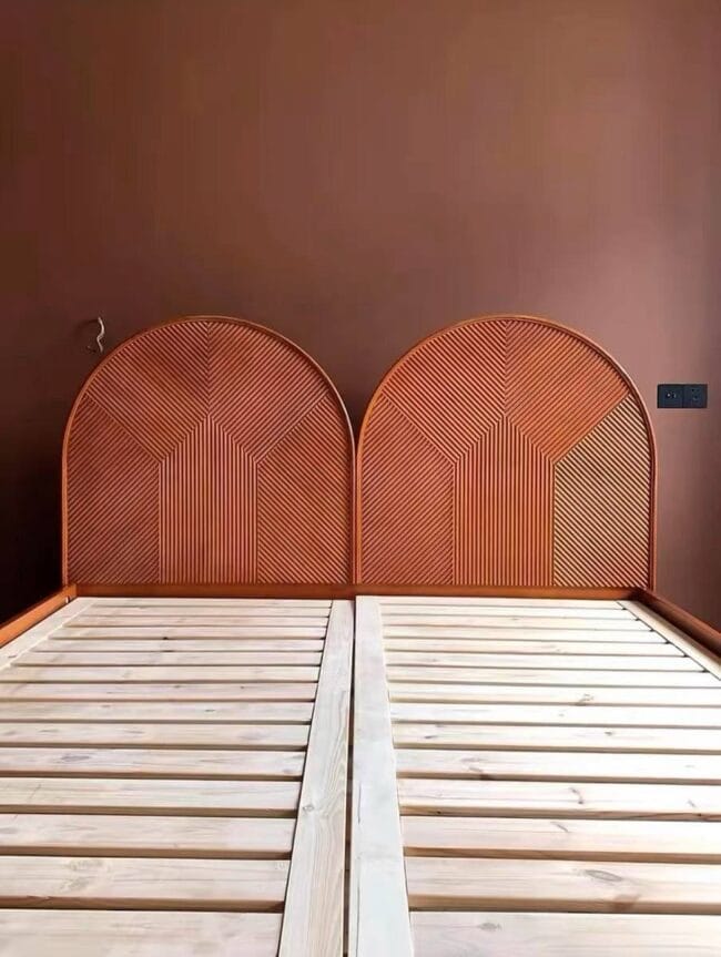 Lit en bois avec tête de lit en forme d’arche et motif géométrique – design unique pour une chambre élégante