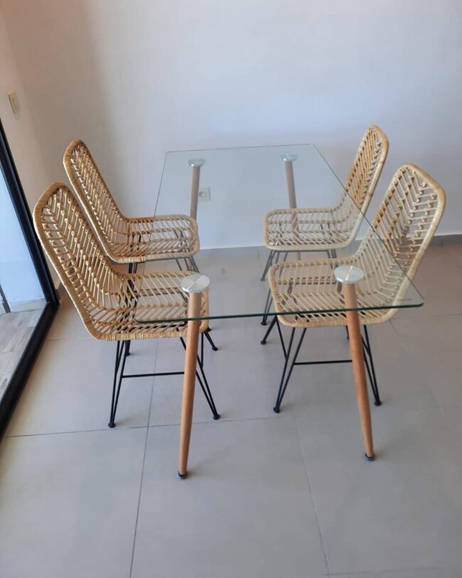 Ensemble table en verre trempé et chaises en rotin nature