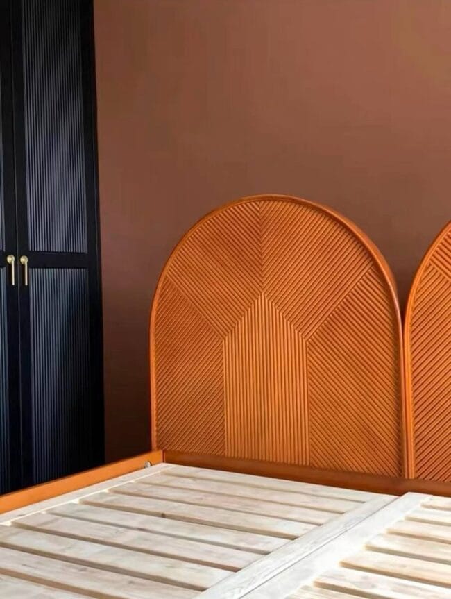 Lit en bois avec tête de lit en forme d’arche et motif géométrique – design unique pour une chambre élégante