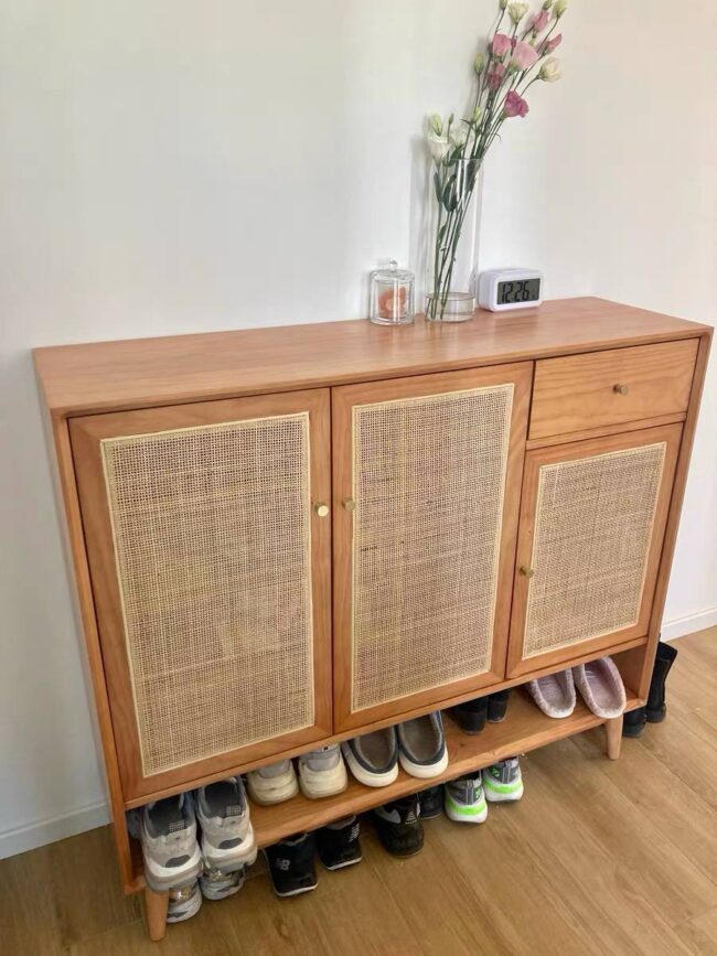 Meuble à chaussures bois et cannage "Rotana" – Élégance et rangement.
