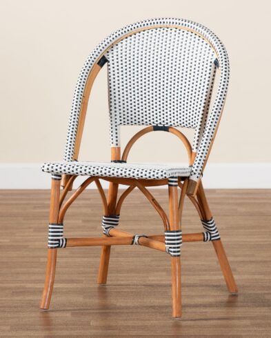 Chaise Bistro Parisienne “Ouverte” – Rotin Naturel et Tressage Damier Bleu Marine & Blanc