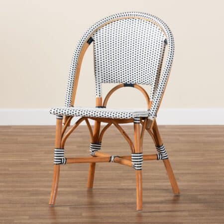 Ensemble de chaises bistro parisiennes en rotin naturel autour d'une table de terrasse, Dar Rotin