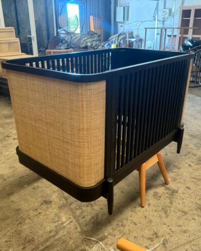 Berceau Bébé en Bois de Hêtre & Cannage Naturel – Design Élégant et Moderne