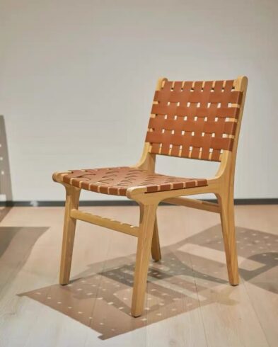 Berceau bébé en bois de hêtre massif avec cannage naturel, alliant design moderne, sécurité et confort. Idéal pour une chambre élégante et chaleureuse.