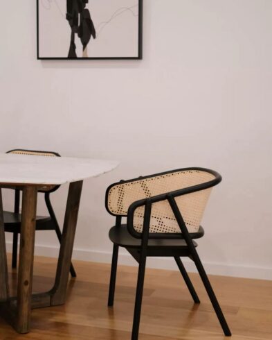 Fauteuil de Table “Nara” en Bois Noir et Cannage Rotin – Design Contemporain