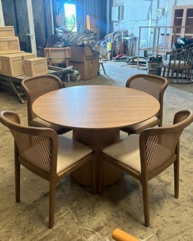 Ensemble Repas “Céleste” – Table Ronde en Bois Massif et 4 Chaises Cannées