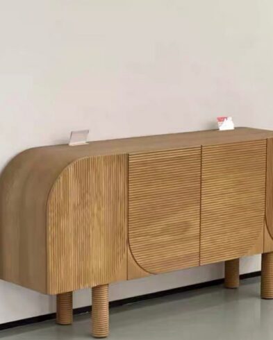 Buffet “Horizon” en Bois Massif Sculpté – Design Organique à Lignes Striées