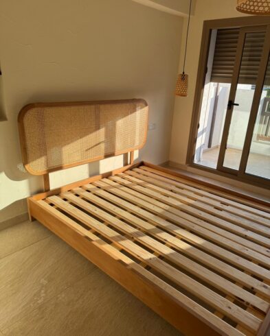 Lit Plateforme en Rotin et Bois Massif – Finition Chêne Naturel