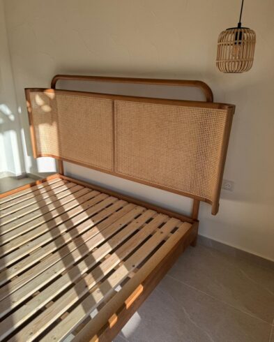 Lit “Signature” en Bois Massif et Cannage Rotin Incurvé