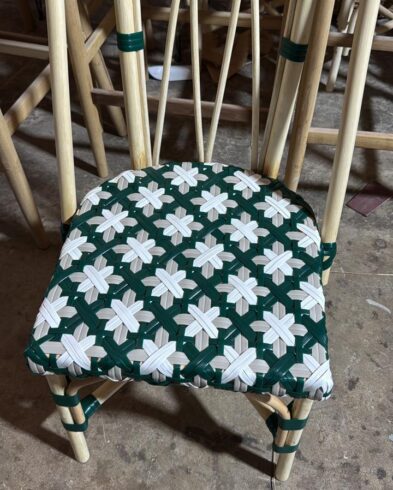 Chaise de Bistrot en Rotin “Étoile” – Tressage Artisanal Vert et Blanc