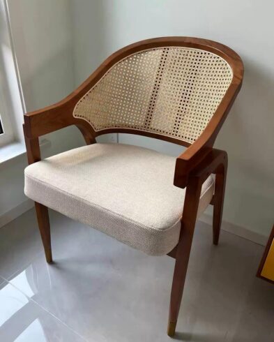 Fauteuil “Rétro-Chic” en Bois Noble et Cannage – Assise Rembourrée