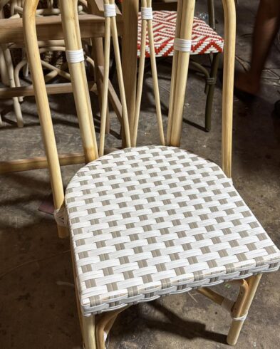 Chaise de Bistrot en Rotin “Lumière” – Tressage Naturel Blanc et Beige