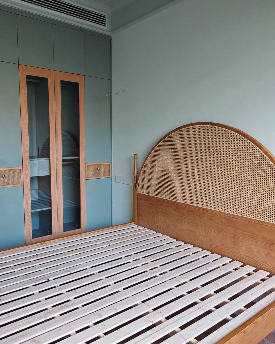 Tête de lit en arche cannée, vue frontale rapprochée