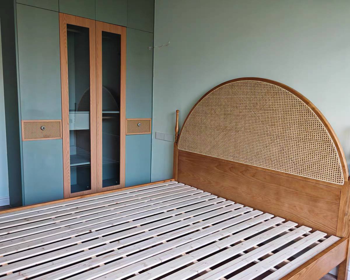 Lit en bois massif à tête de lit cannée, vue en contexte chambre