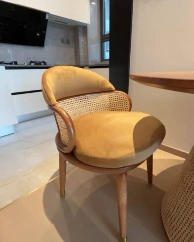 Chaise en Velours et Cannage, Pieds à Embouts Laiton