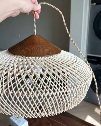 Suspension Rotin Tressé Forme Galet, Cabochon Bois